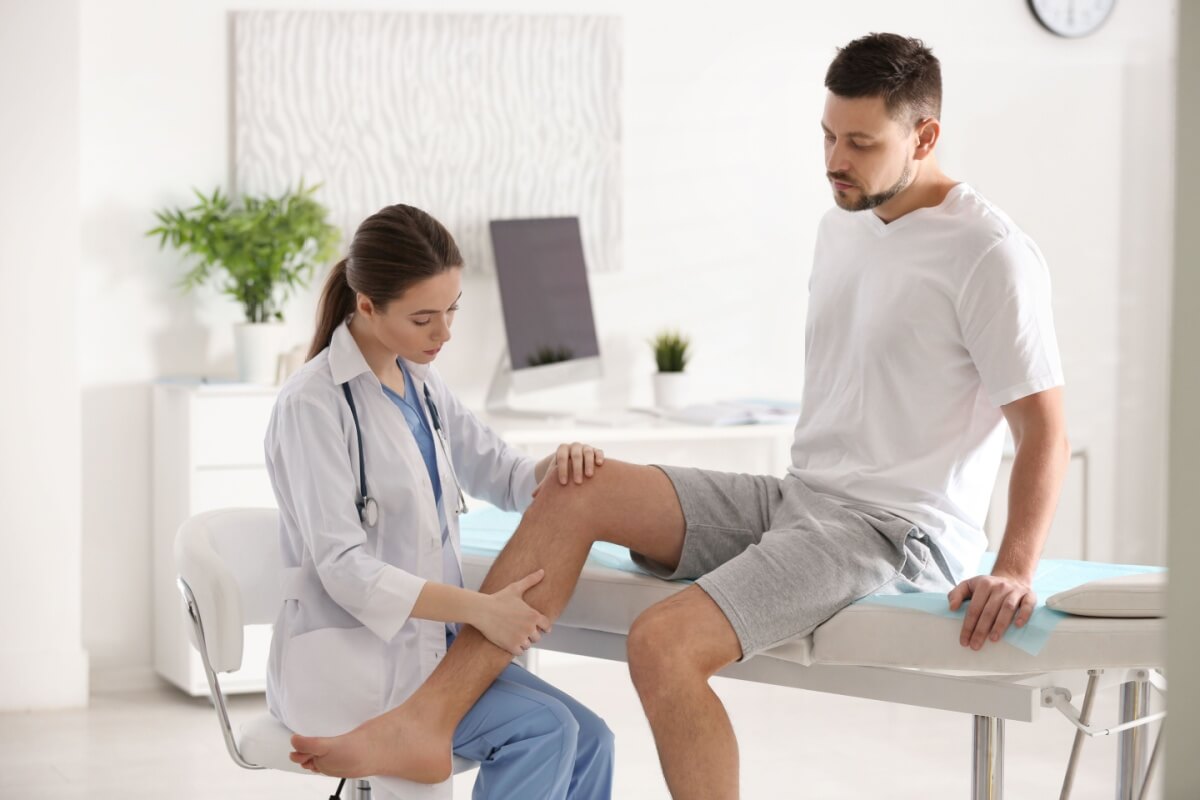 Quando o incômodo não passa e interfere na rotina, é preciso investigar causas estruturais que vão além da sobrecarga (Imagem: New Africa | Shutterstock)