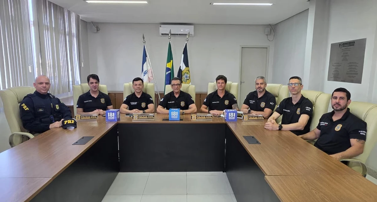 Equipe da Polícia Civil e da PRF que participaram das investigações sobre o furto à depósito da Boticário na Serra