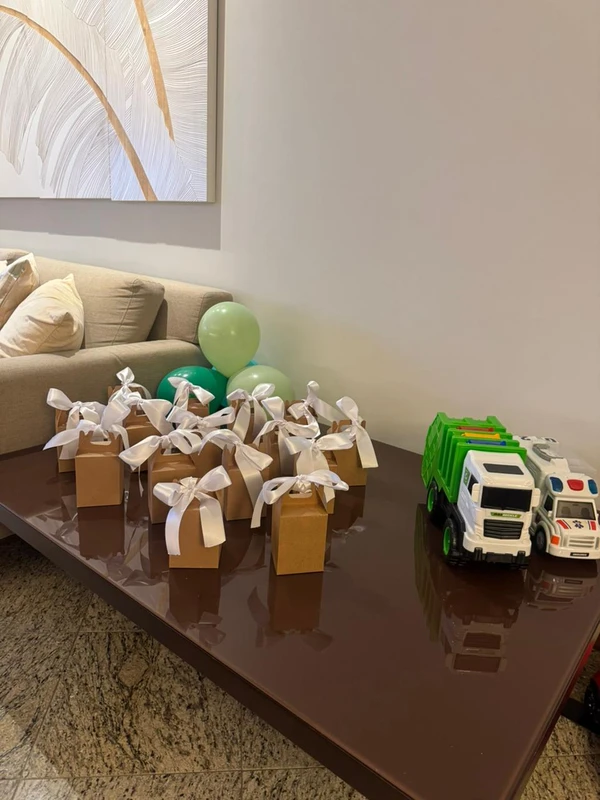 Fã de coletores de lixo, menino faz festa com trabalhadores em Vila Velha por Acervo familiar