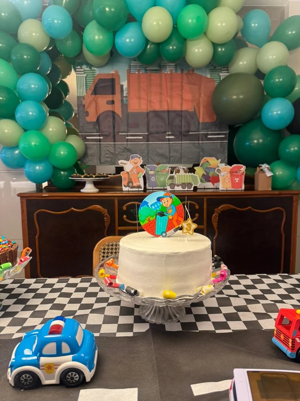 Fã de coletores de lixo, menino faz festa com trabalhadores em Vila Velha por Acervo familiar