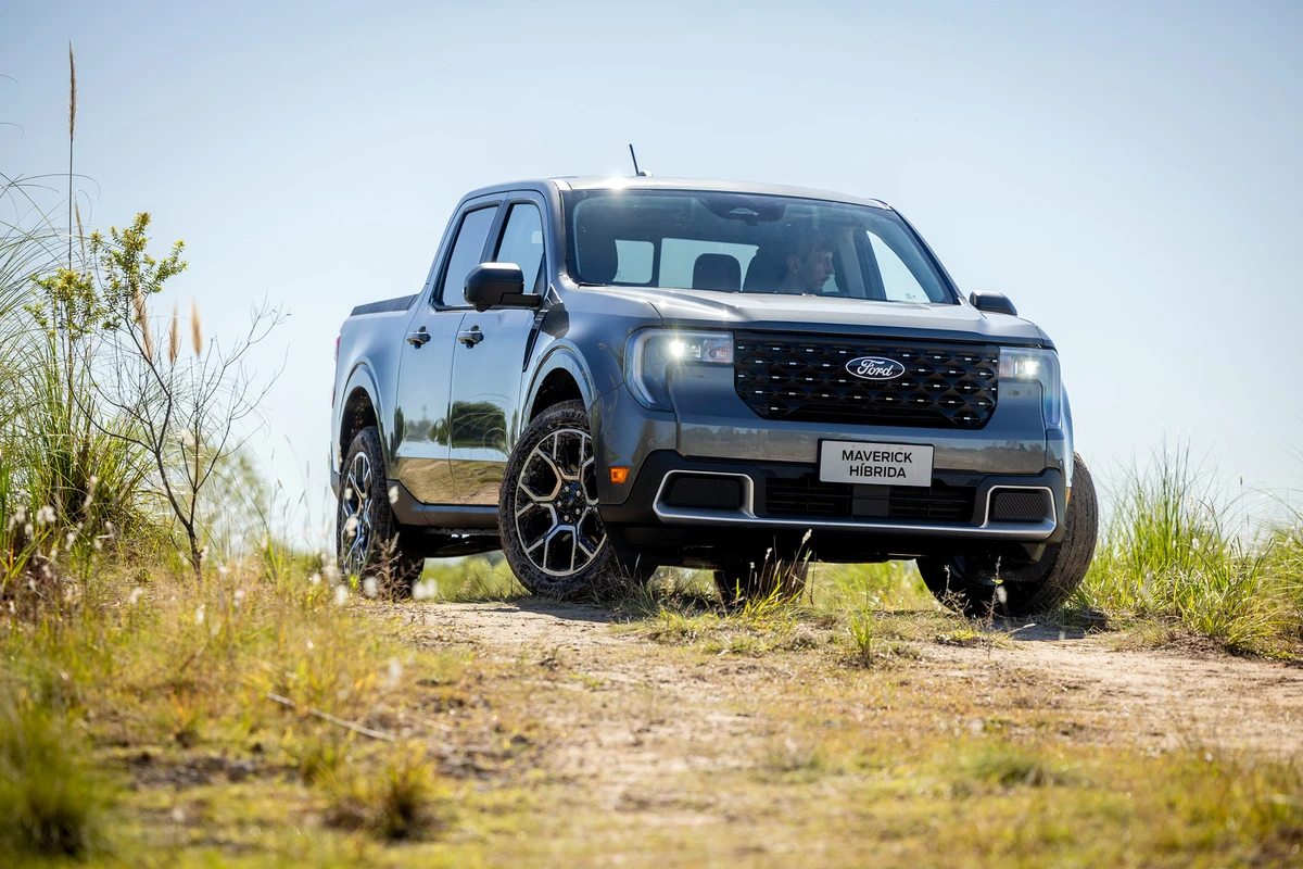 Nova dianteira da Maverick Hybrid 2026 traz grade redesenhada e faróis full LED com assinatura em “C”