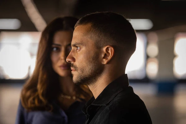 Juliana Paes e André Lamoglia em cena da série 'Os Donos do Jogo'