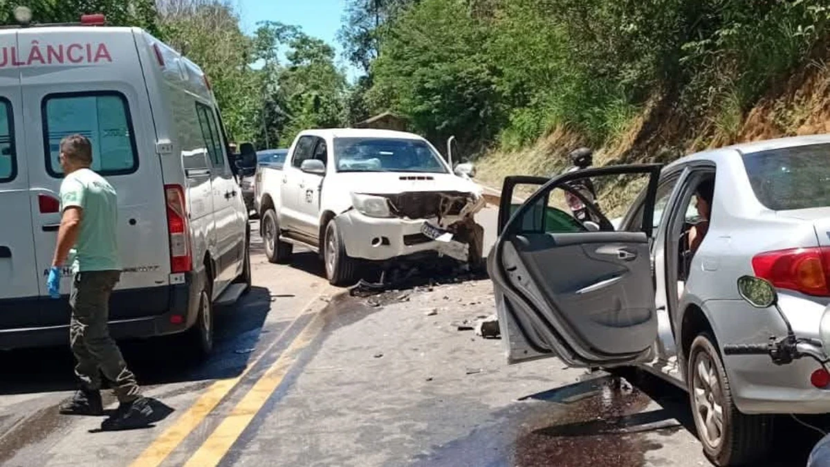 Mãe e bebê foram socorridas após batida entre veículos em Anchieta, no Sul do ES