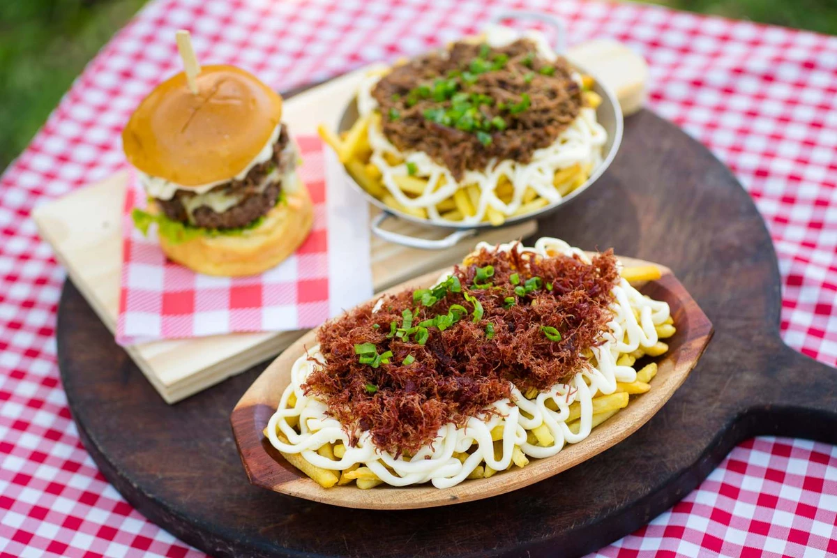 Sanduíche e petiscos do Dino Burgs no Festival Piúma Gastronomia & Arte 2025 