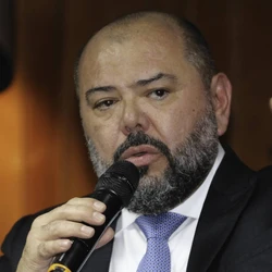 Dentre as condutas ilícitas atribuídas a José Carlos Oliveira, ex-presidente do INSS, está o recebimento de propinas por empresas de fachada