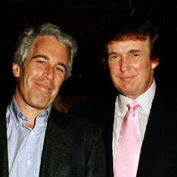 Em e-mails divulgados pelos democratas, Epstein diz que Trump “sabia sobre as garotas”. A Casa Branca chama a acusação de tentativa de difamar o presidente.