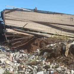 Outros dois ocupantes do veículo ficaram feridos e foram socorridos por equipes do Corpo de Bombeiros e do Samu/192