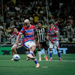 O Atlético-MG não conseguiu superar uma noite inspirada de Deyverson e tomou, na Arena MRV, o 3 a 3 do Fortaleza nos acréscimos em duelo atrasado da 16ª rodada do Brasileirão.