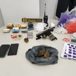 Ação da DHPP cumpriu mandados no bairro Nova Palestina e apreende drogas, arma, munições e uma câmera de videomonitoramento