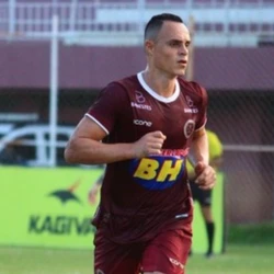 Centroavante já jogou em grandes clubes da Série A e brilhou com a camisa grená