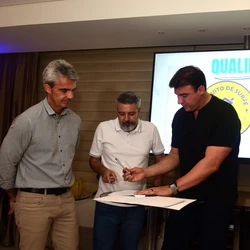 O documento que sela o acordo foi assinado pelo presidente da instituição na América Latina em uma cerimônia realizada na sede da Rede, em Vitória; etapa na Praia d'Ulé acontece entre os dias 20 a 23 deste mês