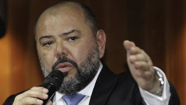 Dentre as condutas ilícitas atribuídas a José Carlos Oliveira, ex-presidente do INSS, está o recebimento de propinas por empresas de fachada