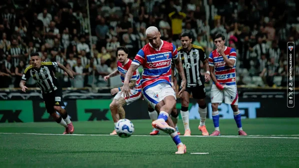 O Atlético-MG não conseguiu superar uma noite inspirada de Deyverson e tomou, na Arena MRV, o 3 a 3 do Fortaleza nos acréscimos em duelo atrasado da 16ª rodada do Brasileirão.