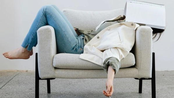 Aprenda posturas simples de Yoga, respirações e 10–15 min diários para reduzir estresse e ampliar a presença