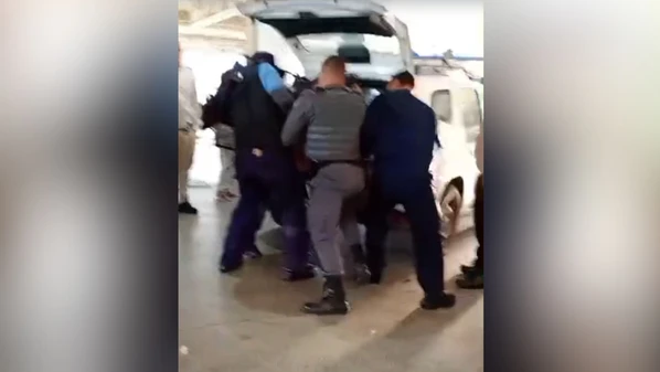 Suspeito de 30 anos estava agressivo de descontrolado, segundo a Polícia Militar; caso aconteceu na manhã desta quinta-feira (13)