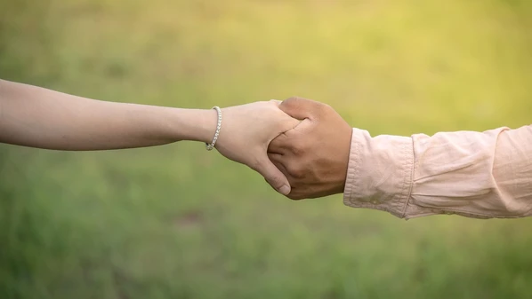 Meu filho caçula casou. Está vivendo de forma corajosa um amor inspirador. A emoção dos noivos resgatou minha paixão por escrever sobre o amor