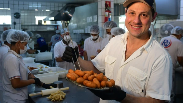 A Gazeta visitou cozinhas de dois estabelecimentos para mostrar como funciona o dia a dia desses locais