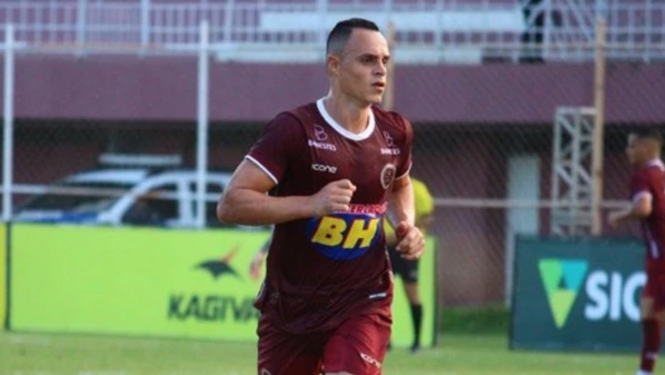 Centroavante já jogou em grandes clubes da Série A e brilhou com a camisa grená