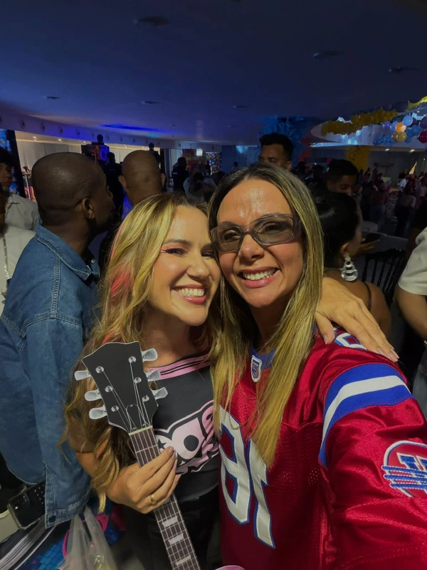 A empresária capixaba Rachel Pires ao lado da cantora Carla Perez no aniversário do produtor de eventos baiano, Will Bettencourt