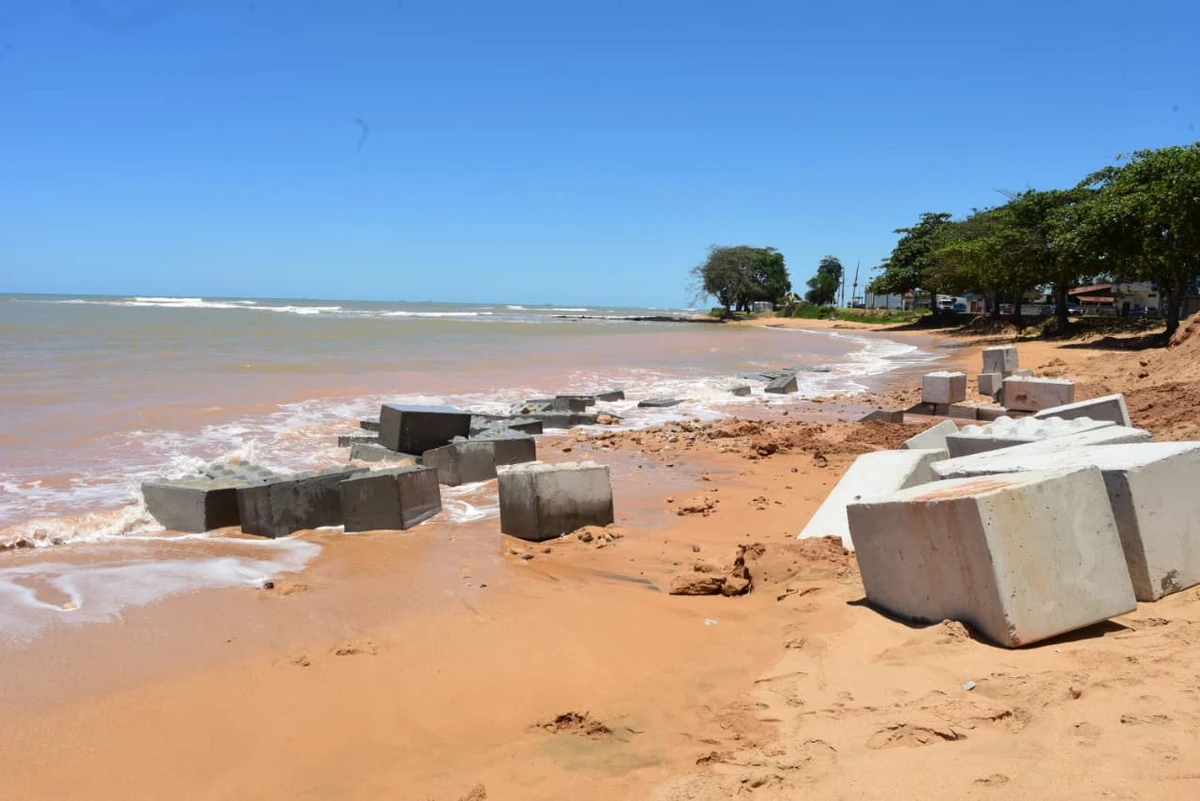 Blocos deixados perto do mar são uma escolha técnica, diz DER-ES