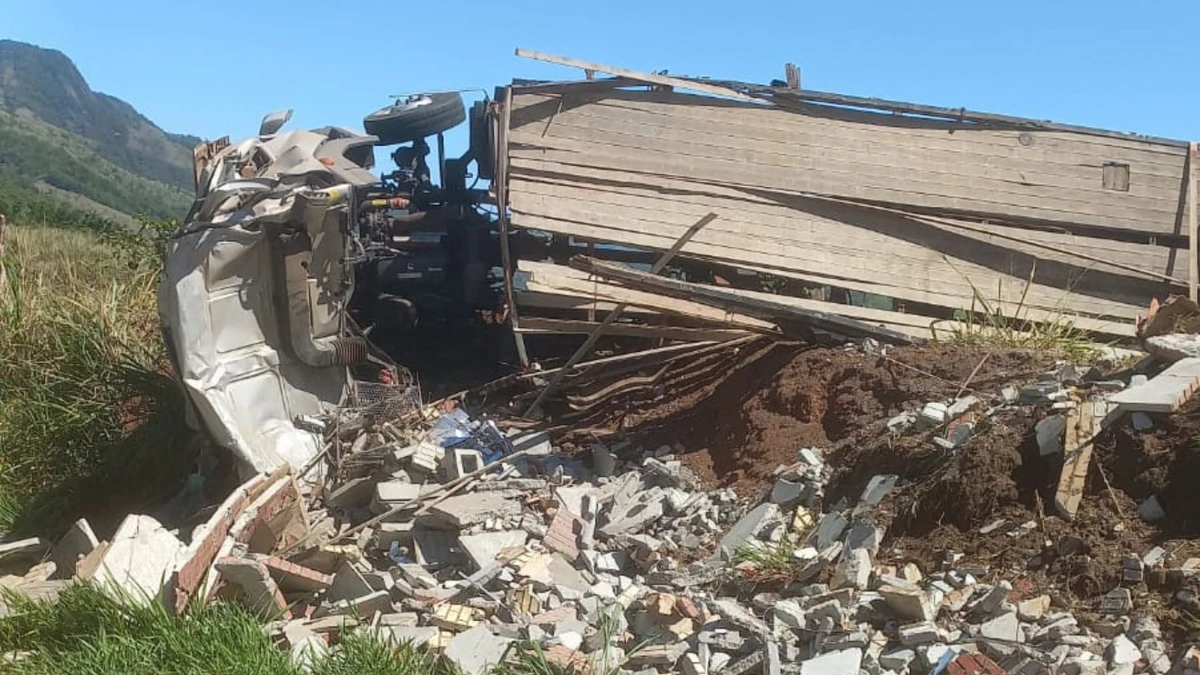 Caminhão capotou na ES 117, na Serra da Aliança, entre Muqui e Jerônimo Monteiro
