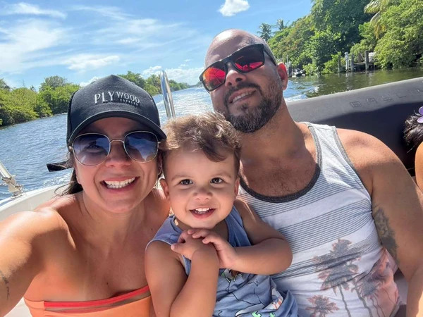 Caroline Salles Pereira ao lado da família nos EUA