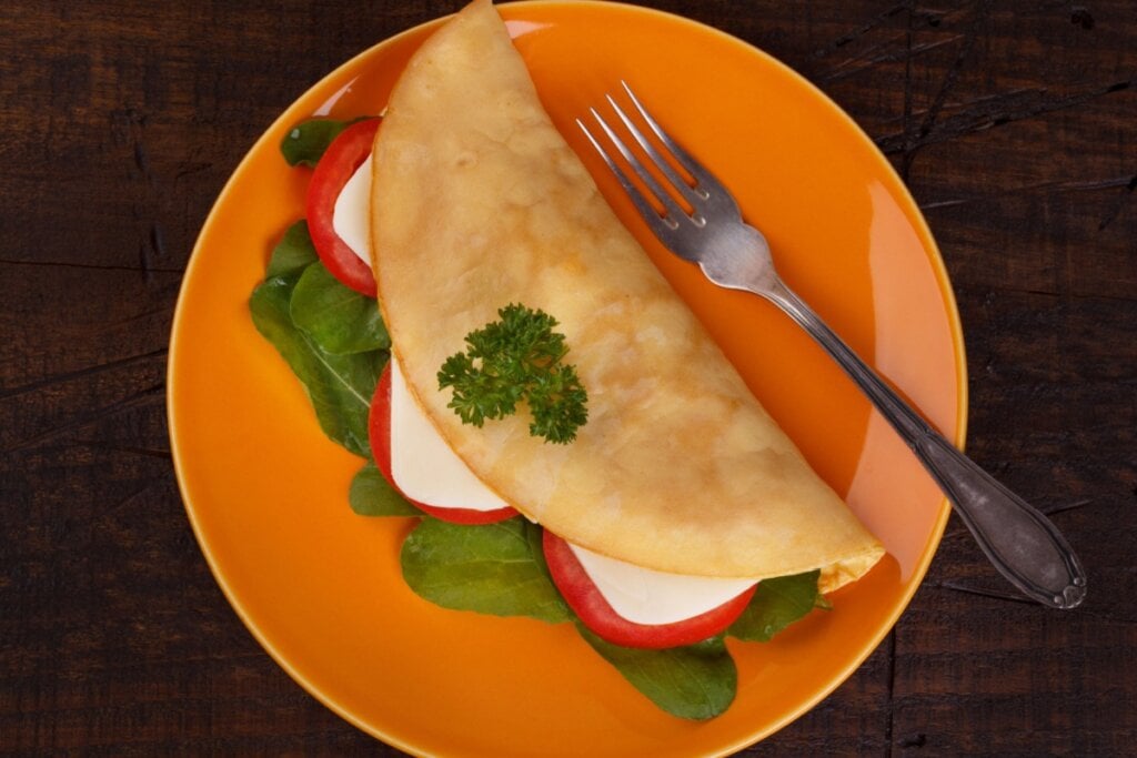 Crepioca com queijo branco, tomate e rúcula (Imagem: Iuliia Timofeeva | Shutterstock)