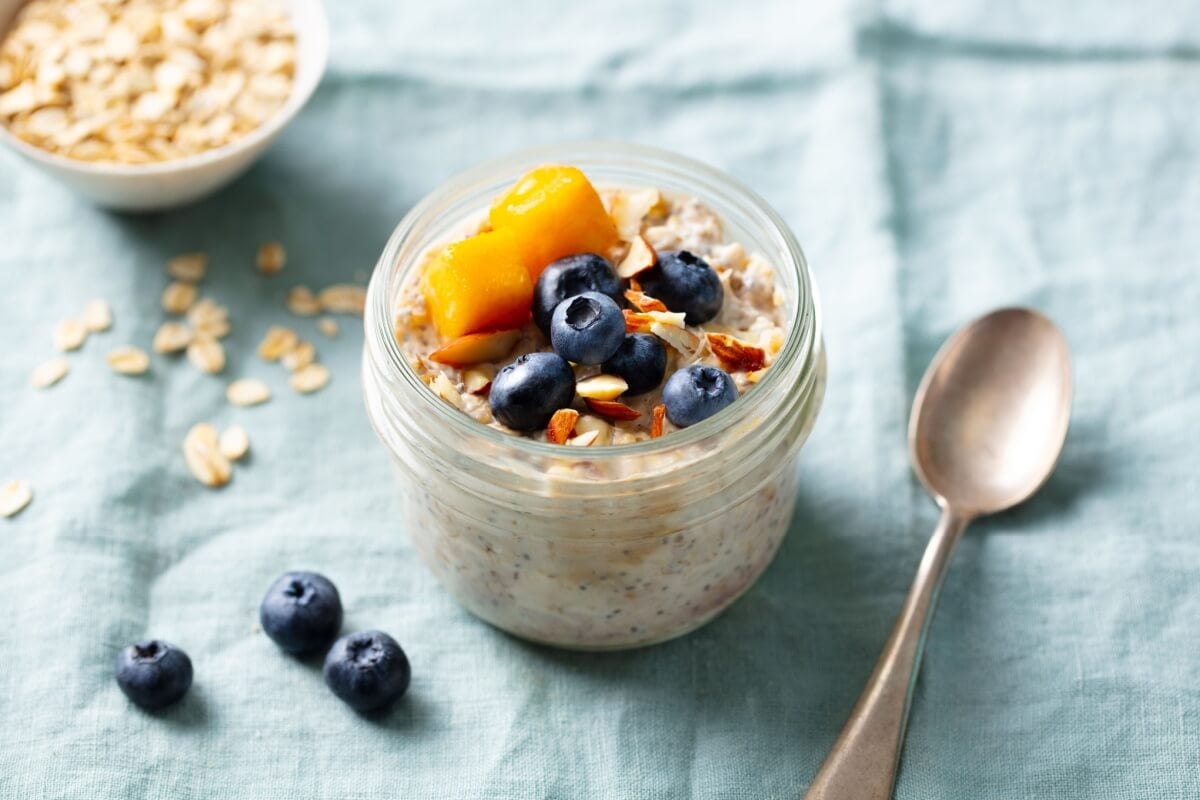 Overnight oats com manga, mirtilo e amêndoas (Imagem: Anna_Pustynnikova | Shutterstock)