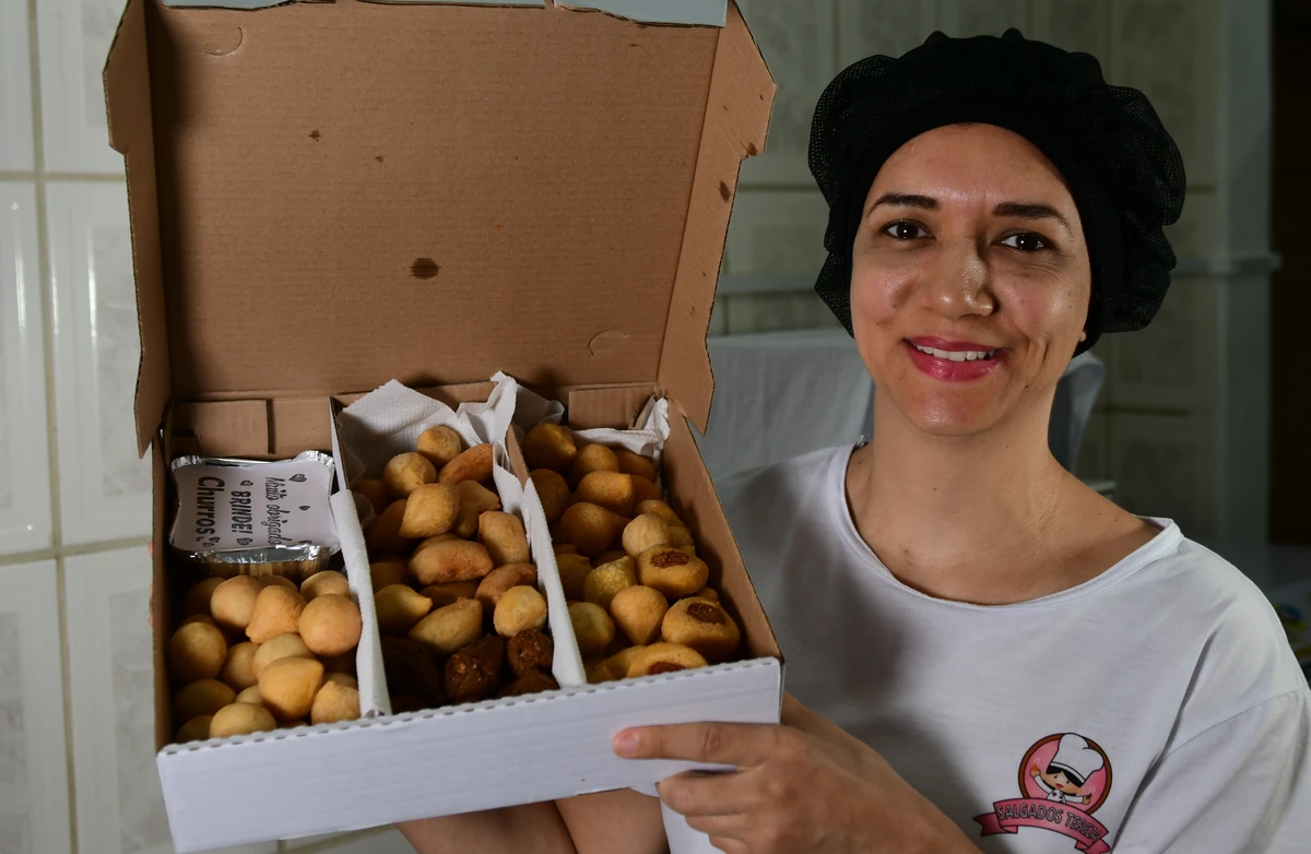 Josiane Jesus Ferreira, proprietária da Salgados Tereza, que fica em Vitória