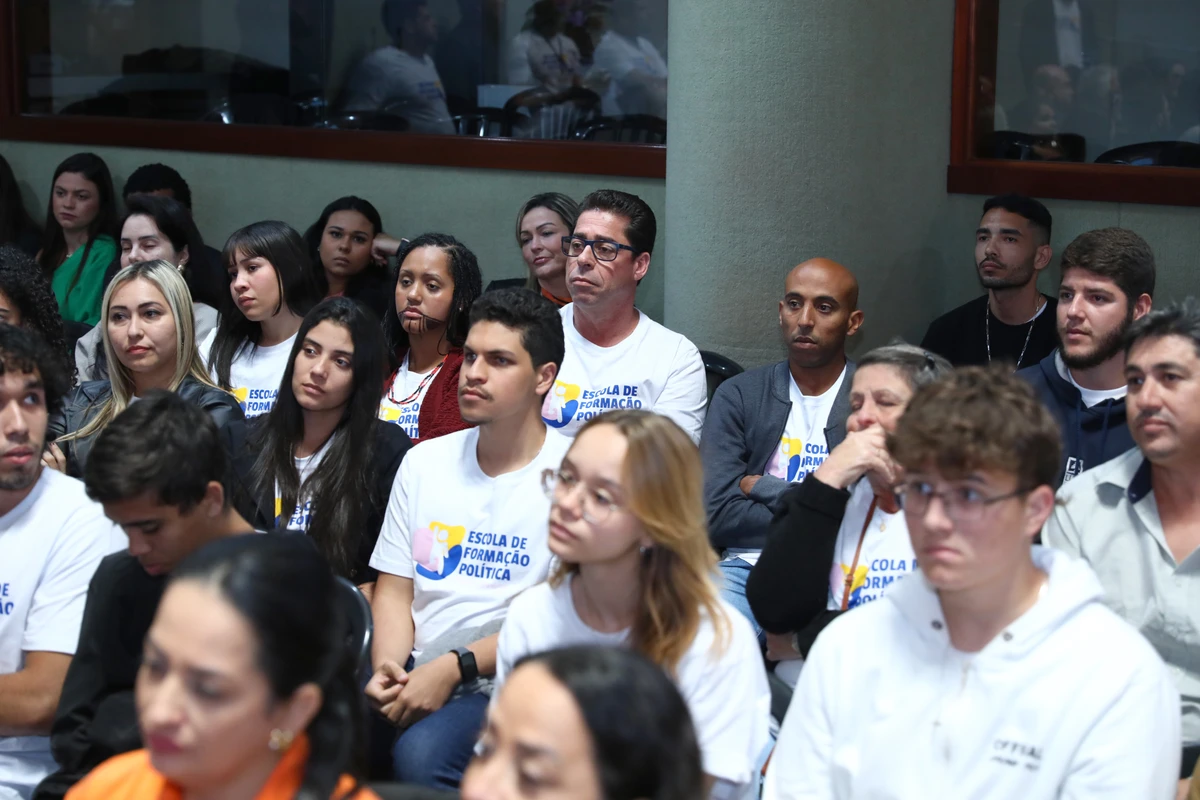 Marcelo Santos, presidente da Ales, entre alunos da escola de formação política