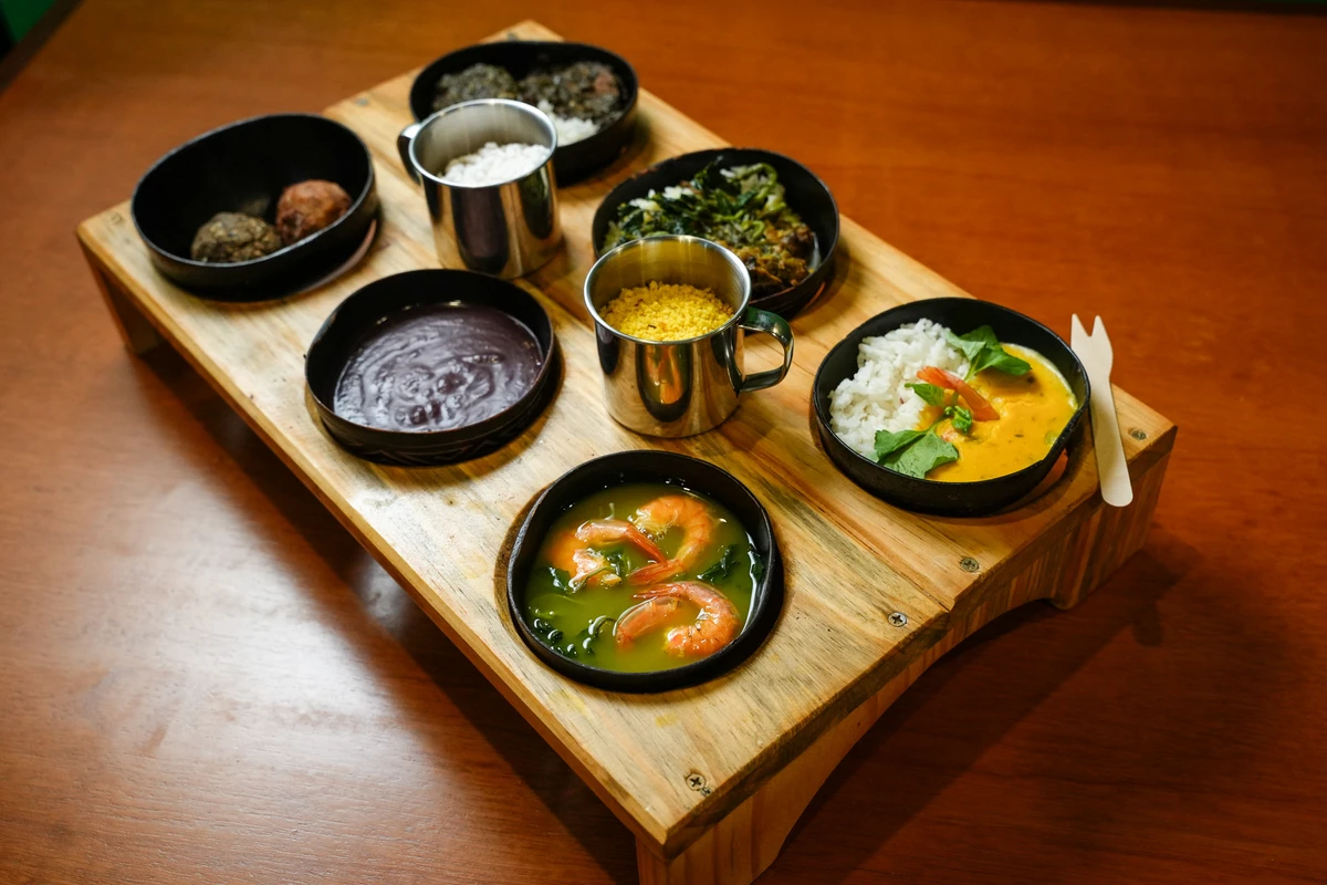 Combo com tacacá, vatapá, maniçoba, pato no tucupi, açaí e bolinhos (piracuí/maniçoba) Foto por Vitor Jubini