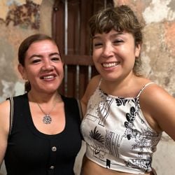 Enquanto buscava a mãe desaparecida, Jenifer de la Rosa descobriu que tinha uma irmã de quem nunca soubera