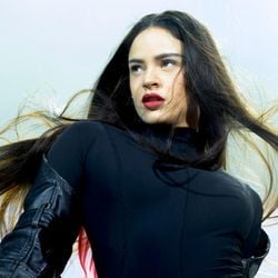 Em uma jogada audaciosa, a estrela nascida em Barcelona, na Espanha, gravou um álbum sinfônico, cantando em 14 idiomas