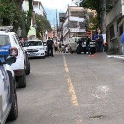 Jonathan Alves Vieira, de 32 anos, foi surpreendido por homens armados a poucos metros de casa; policiais recolheram 14 cápsulas de munição no local