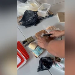 Ao todo, 12 mandados de busca e apreensão foram cumpridos em três municípios, e a ação segue em andamento; até o momento, uma pessoa foi presa