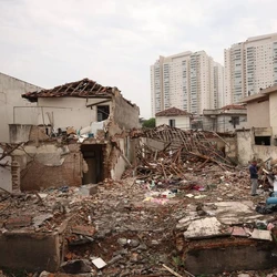 Diversos imóveis e veículos foram atingidos pelos destroços da explosão, que foi sentida a quilômetros de distância