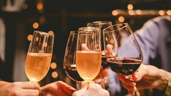 Existe algo especial em sentar à mesa, mesmo com apenas um gole simbólico