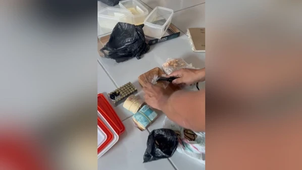 Ao todo, 12 mandados de busca e apreensão foram cumpridos em três municípios, e a ação segue em andamento; até o momento, uma pessoa foi presa