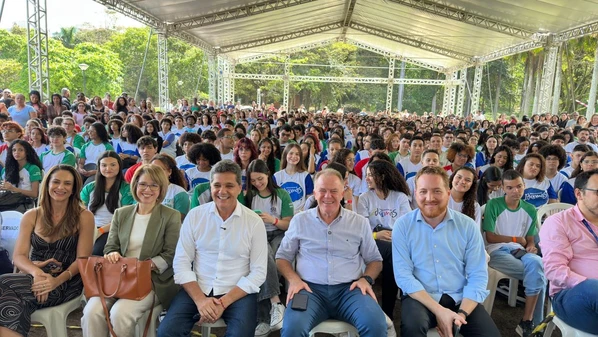 Em 2025, foram selecionados 350 estudantes matriculados nos Centros de Estudo de Idiomas da Secretaria de Educação: 335 para o curso de Inglês e 15 para o de Espanhol, distribuídos entre cinco países