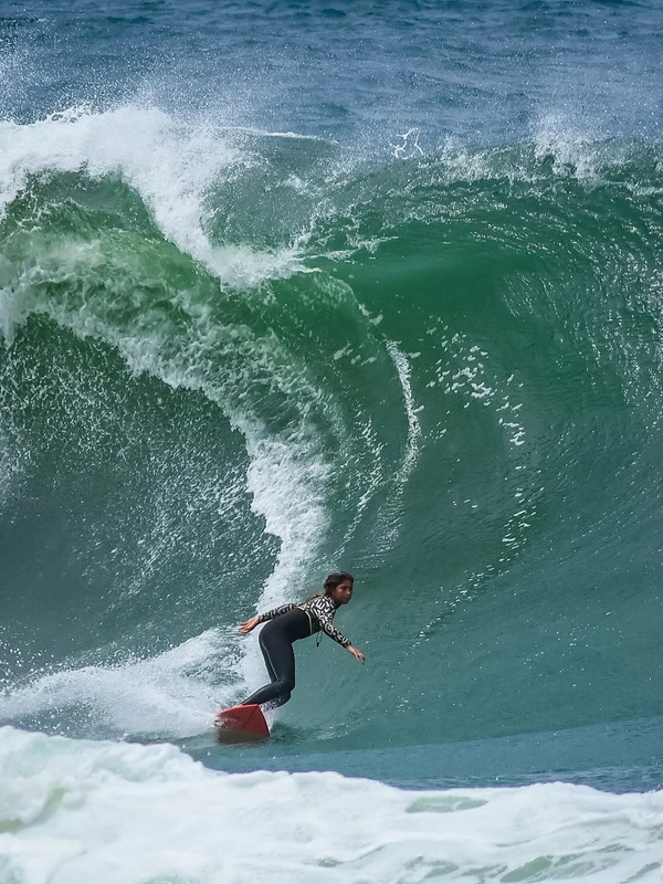 Aninha Dagostini, surfista mirim de 13 anos