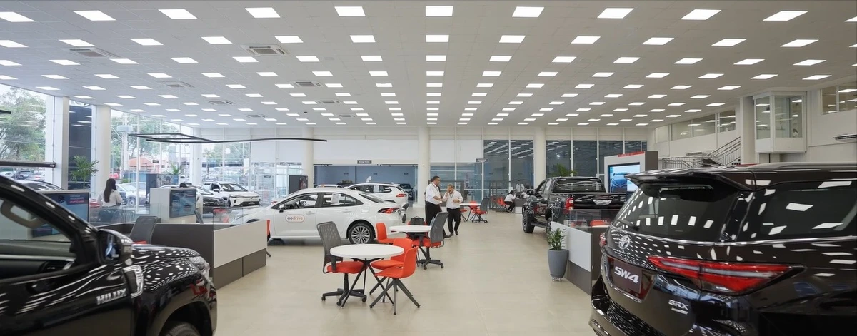 Carros expostos em uma concessionária do Grupo Águia Branca