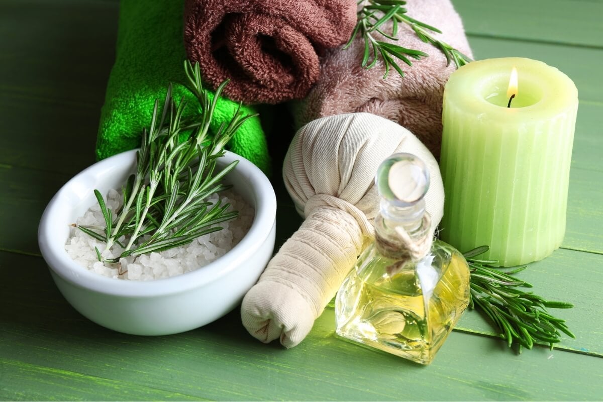 Banho de alecrim com açafrão aumenta a prosperidade e abre caminhos (Imagem: Africa Studio | Shutterstock) 