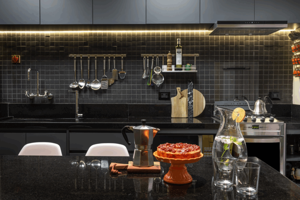 LEDs lineares podem ser usados nas bancadas para eliminar sombras (Projeto: Atelier Paulo Tripoloni | Imagem: Adriano Escanhuela)