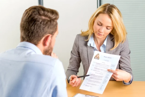 Um bom currículo é fundamental para quem deseja voltar ao mercado de trabalho (Imagem: Production Perig | Shutterstock)