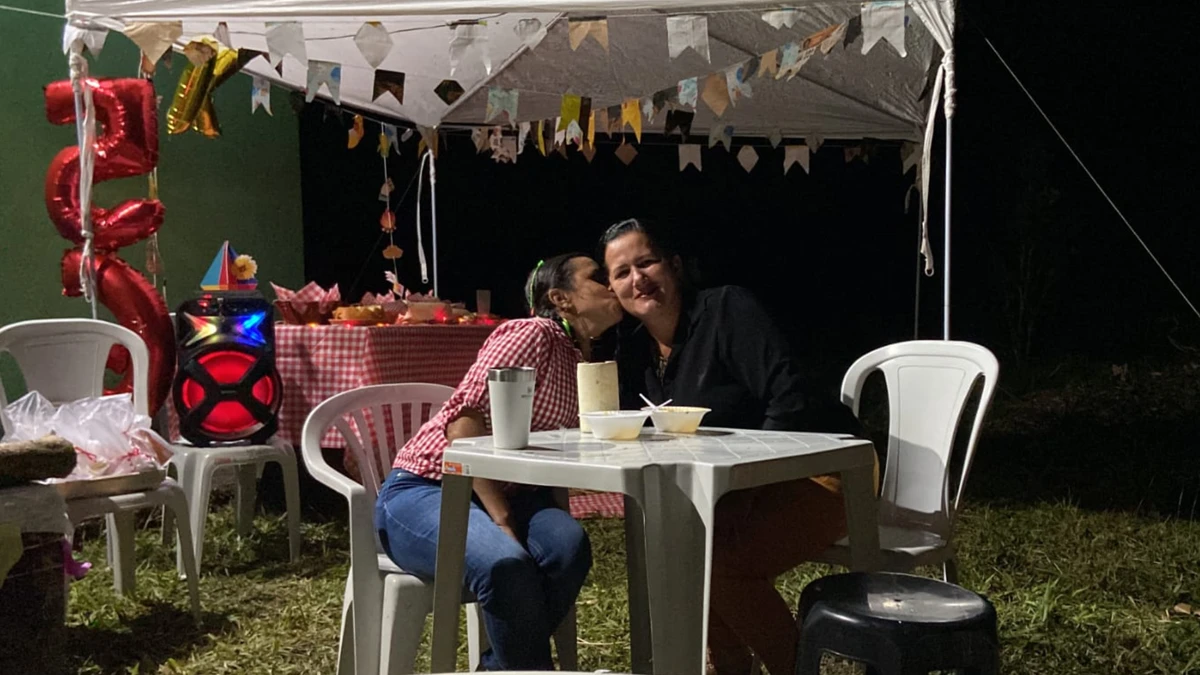 Cadeiras de plástico reúnem amigos, familiares e desconhecidos por Júlia Felberg