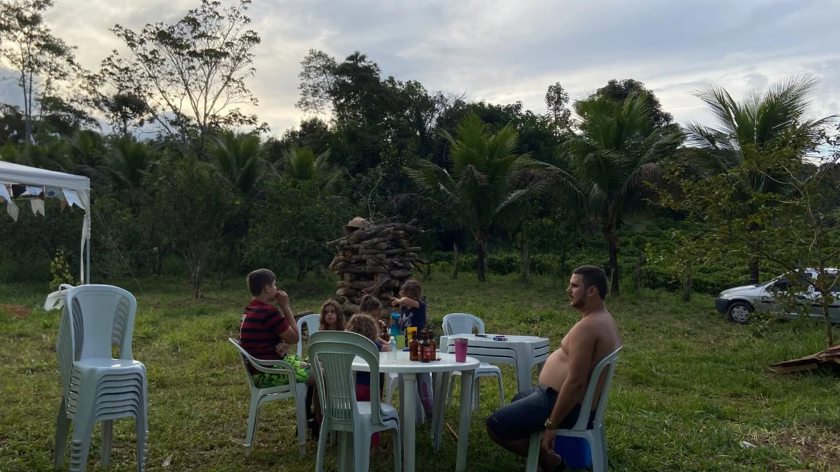 Cadeiras de plástico reúnem amigos, familiares e desconhecidos por Júlia Felberg