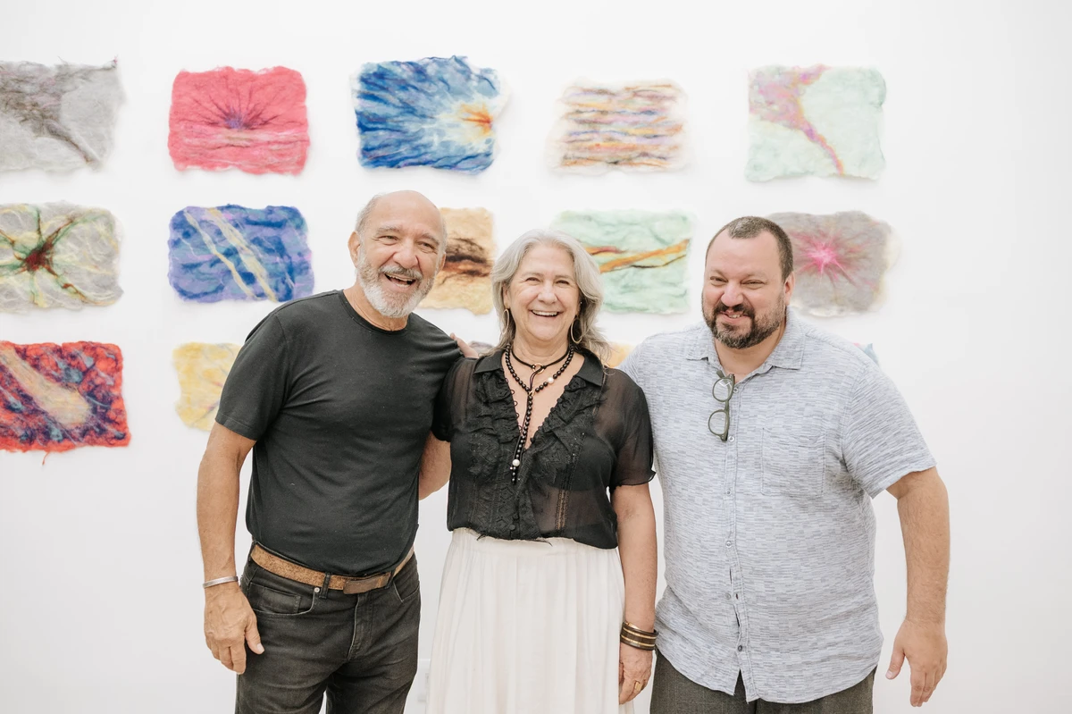 HIlal e Thais Hilal e o artista Laerte Ramos