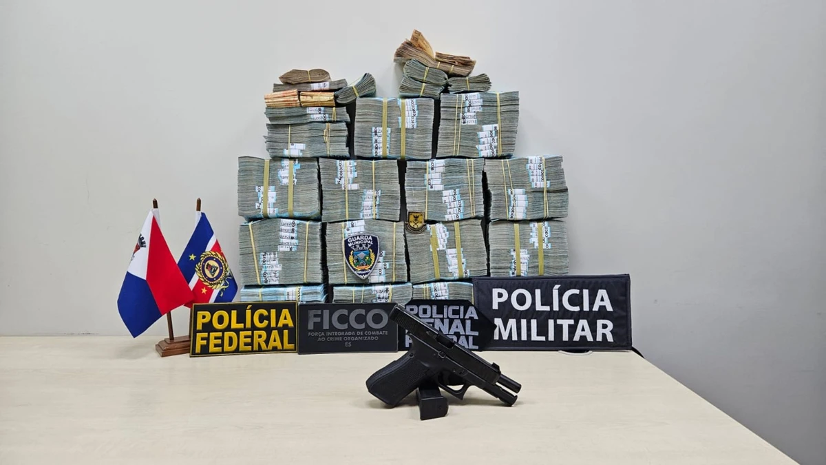 A ação flagrou suspeitos repartindo o dinheiro; grupo foi autuado por lavagem de dinheiro e levado à Polícia Federal no ES.