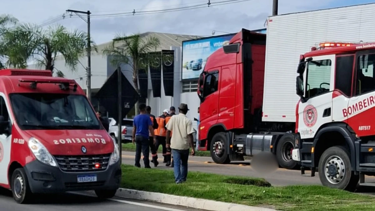Pedestre é atropelada por caminhão ao atravessar fora da faixa na BR 101, em Linhares