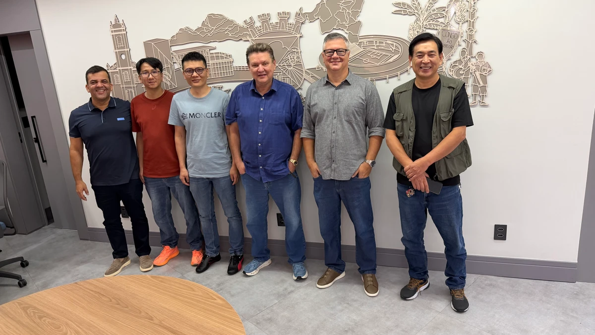 Prefeito Euclério Sampaio ao lado de empresários chineses